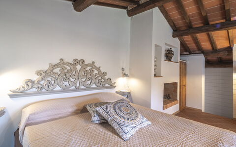 Country House Casalguidi 191 Private Pool: Mur, Chambre, Lit, Design Intérieur, Meubles, Drap De Lit, Literie, Linge, Sol, Sol