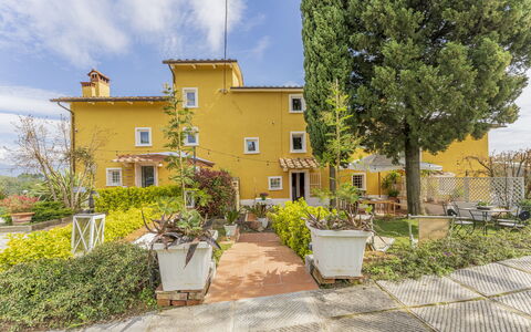 Country House Casalguidi 191 Private Pool: Plante, Ciel, Nuage, Bâtiment, Fenêtre, Arbre, Maison, Lot Terre, Pot De Fleur, Surface De La Route