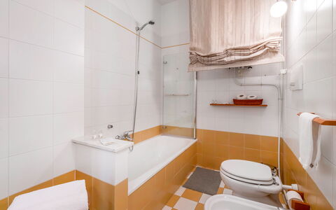 Casa Bellosguardo a Vinci: Miroir, Robinet, Luminaire Plomberie, Évier, Propriété, Lavabo, Salle De Bains, Design Intérieur, Plomberie, Panneau De Douche