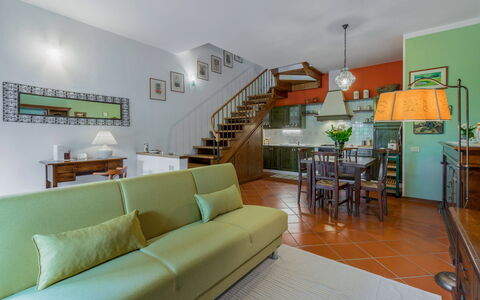 Casa Bellosguardo a Vinci: Canapé, Propriété, Table, Meubles, Salon, Éclairage, Cadre, Design Intérieur, Sol, Sol