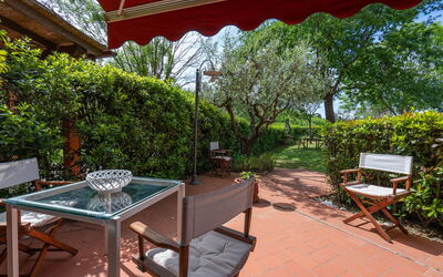 Casa Bellosguardo a Vinci: Plante, Meubles, Propriété, Table, Ombre, Chaise, Mobilier De Jardin, Arbre, Loisir, Tableau De Plein Air