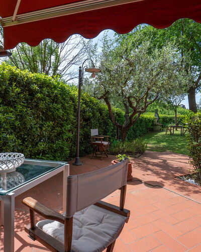 Casa Bellosguardo a Vinci: Plante, Meubles, Propriété, Table, Ombre, Chaise, Mobilier De Jardin, Arbre, Loisir, Tableau De Plein Air