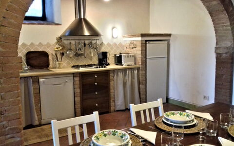 Casa Le Crete: Table, Meubles, Cabinetry, Propriété, Comptoir, Chaise, Bois, Design Intérieur, Cuisine, Salon