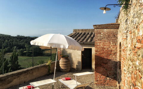 Casa Le Crete: Ciel, Propriété, Bâtiment, Parapluie, Ombre, Biome, Éclairage Public, Mobilier De Jardin, Arbre