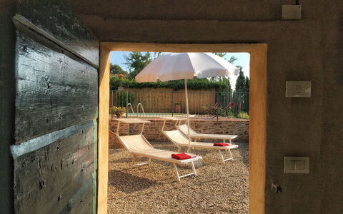 Casa Le Crete: Plante, Ombre, Bâtiment, Fenêtre, Architecture, Porte, Mur, Herbe, Arbre, Bois