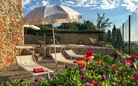 Casa Le Crete: Nuage, Fleur, Ciel, Plante, Communauté Des Plantes, Botanique, Parapluie, Arbre, Paysage Naturel, Mobilier De Jardin