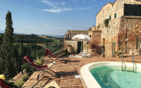 Casa Le Crete: Ciel, L'Eau, Propriété, Bâtiment, Nuage, Fenêtre, Plante, Piscine, Loisir, Arbre