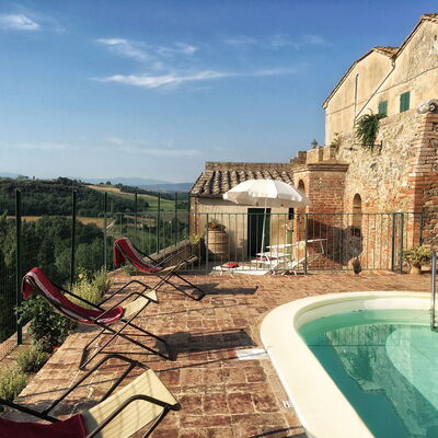 Casa Le Crete: Ciel, L'Eau, Propriété, Bâtiment, Nuage, Fenêtre, Plante, Piscine, Loisir, Arbre