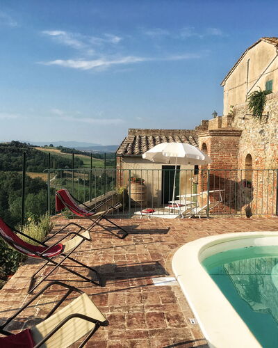 Casa Le Crete: Ciel, L'Eau, Propriété, Bâtiment, Nuage, Fenêtre, Plante, Piscine, Loisir, Arbre