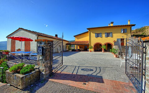 Casalta: Plante, Ciel, Bâtiment, Propriété, Porte, Bleu Azur, Maison, Lot Terre, Architecture, Quartier