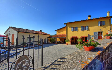 Casalta: Ciel, Plante, Bâtiment, Fenêtre, Maison, Arbre, Paysage, Façade, Porte, Ville