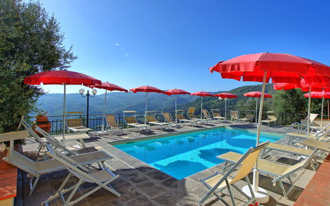 Casalta: L'Eau, Propriété, Ciel, Meubles, Piscine, Parapluie, Bleu Azur, Ombre, Mobilier De Jardin, Plante