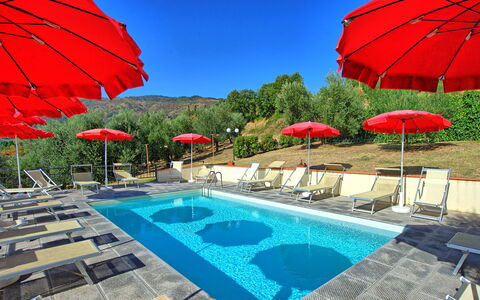 Casalta: L'Eau, Ciel, Plante, Propriété, Parapluie, Piscine, Bleu, Bleu Azur, Ombre, Mobilier De Jardin