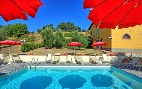 Casalta: L'Eau, Ciel, Propriété, Plante, Bleu, Lumière, Piscine, Bleu Azur, Vert, La Nature