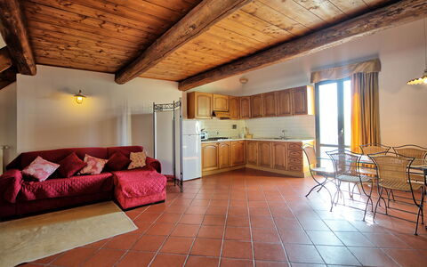 Casalta: Propriété, Meubles, Bois, Chaise, Design Intérieur, Salon, Sol, Sol, Salle, Fenêtre