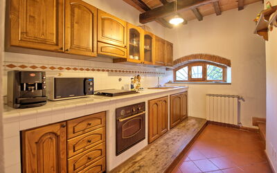 Loggiato: Cabinetry, Propriété, Comptoir, Bois, Cuisine, Appareil De Cuisine, Cuisinière, Design Intérieur, Tache De Bois, Sol