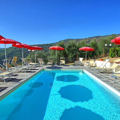 Casalta: L'Eau, Ciel, Propriété, Piscine, Bleu Azur, Parapluie, Bâtiment, Mobilier De Jardin, Ombre, Balancelle