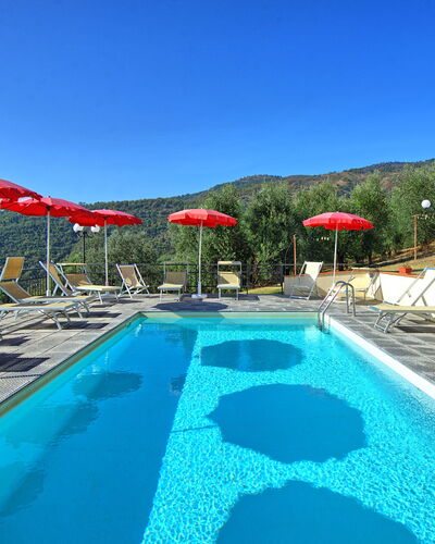 Casalta: L'Eau, Ciel, Propriété, Piscine, Bleu Azur, Parapluie, Bâtiment, Mobilier De Jardin, Ombre, Balancelle