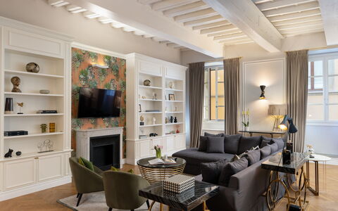 Bargello Penthouse Luxury Apartment in Florence by: Meubles, Table, Propriété, Canapé, Chaise, Cadre, Bibliothèque, Étagère, Design Intérieur, Bois