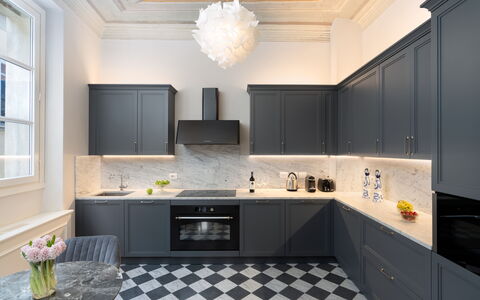 Bargello Penthouse Luxury Apartment in Florence by: Comptoir, Cabinetry, Propriété, Fenêtre, Évier, Cuisine, Éclairage, Bois, Design Intérieur, Robinet