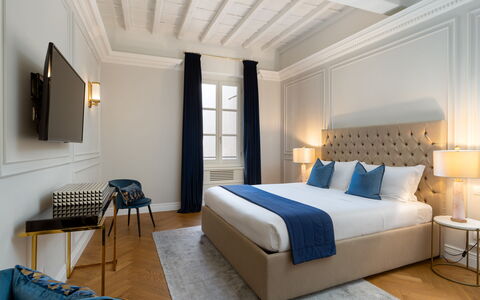 Bargello Penthouse Luxury Apartment in Florence by: Meubles, Bâtiment, Confort, Bleu Azur, Bois, Cadre, Éclairage, Cadre De Lit, Design Intérieur, Lampe