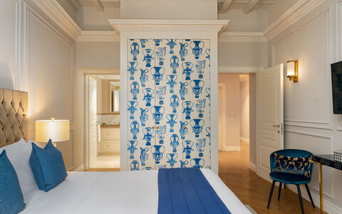 Bargello Penthouse Luxury Apartment in Florence by: Meubles, Propriété, Bleu, Décoration, Bleu Azur, Bois, Ombre, Bâtiment, Architecture, Design Intérieur