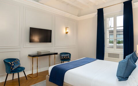 Bargello Penthouse Luxury Apartment in Florence by: Meubles, Propriété, Confort, Bâtiment, Bleu Azur, Cadre, Bois, Design Intérieur, Éclairage, Architecture