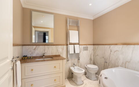 Bargello Penthouse Luxury Apartment in Florence by: Miroir, Luminaire Plomberie, Armoire De Toilette, Propriété, Évier, Cabinetry, Robinet, Salle De Bains, Design Intérieur, Lavabo