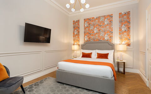 Bargello Penthouse Luxury Apartment in Florence by: Meubles, Propriété, Bâtiment, Confort, Cabinetry, Bois, Éclairage, Orange, Design Intérieur, Sol