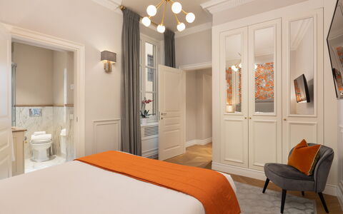 Bargello Penthouse Luxury Apartment in Florence by: Meubles, Propriété, Cabinetry, Confort, Cadre, Porte, Bois, Textile, Orange, Cadre De Lit