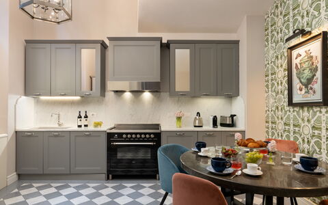 Pazzi Penthouse Luxury Apartment in Florence by Pa: Meubles, Cabinetry, Propriété, Comptoir, Table, Évier, Design Intérieur, Bois, Chaise, Sol