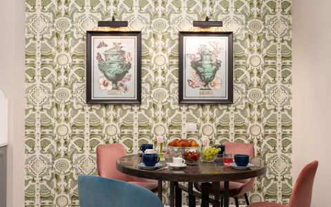 Pazzi Penthouse Luxury Apartment in Florence by Pa: Table, Meubles, Propriété, Chaise, Bois, Textile, Design Intérieur, Cadre, Mur, Art