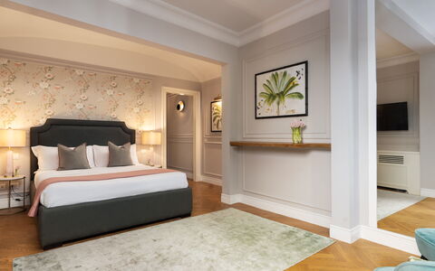 Pazzi Penthouse Luxury Apartment in Florence by Pa: Propriété, Bâtiment, Plante, Confort, Bois, Design Intérieur, Sol, Sol, Cadre De Lit, Maison