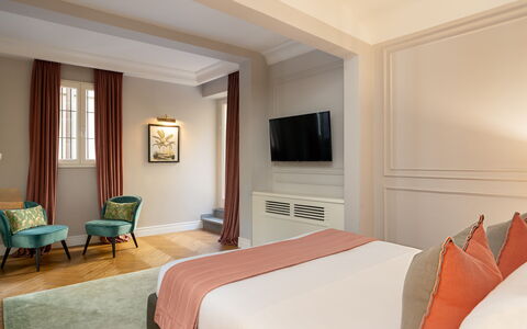 Pazzi Penthouse Luxury Apartment in Florence by Pa: Meubles, Propriété, Confort, Bâtiment, Cadre, Bois, Textile, Design Intérieur, Sol, Sol