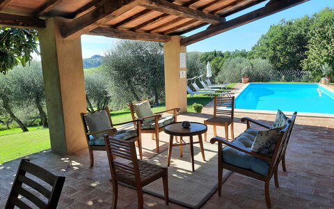 Villa San Giovanni: Propriété, Meubles, Plante, Ciel, Vert, Chaise, Ombre, Table, Design Intérieur, Mobilier De Jardin