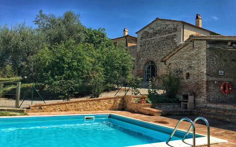 Villa San Giovanni: Ciel, L'Eau, Plante, Propriété, Bâtiment, Bleu Azur, Fenêtre, Piscine, Arbre, Rectangle