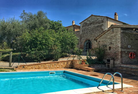 Villa San Giovanni: Ciel, L'Eau, Plante, Propriété, Bâtiment, Bleu Azur, Fenêtre, Piscine, Arbre, Rectangle