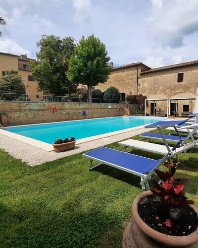 Villa Delle Palme: Plante, Nuage, Ciel, Propriété, Bâtiment, Pot De Fleur, Arbre, Design Urbain, Ombre, Loisir