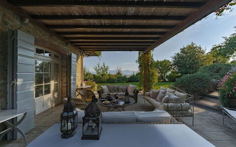 Villa Marlia: Table, Propriété, Plante, Pot De Fleur, Ciel, Arbre, Ombre, Salon, Plante D'Appartement, Chaise