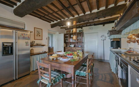 Villa Marlia: Table, Meubles, Propriété, Cabinetry, Bois, Chaise, Cuisine, Bâtiment, Design Intérieur, Appareil De Cuisine