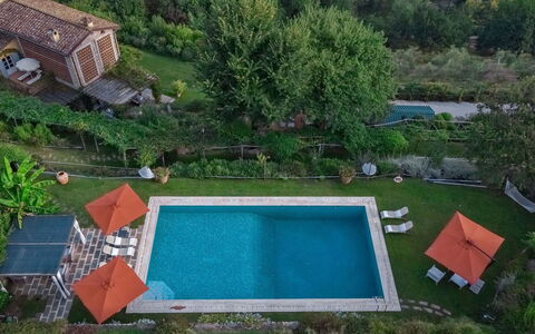 Villa Marlia: L'Eau, Plante, Propriété, Bâtiment, La Nature, Piscine, Arbre, Lot Terre, Herbe, Loisir