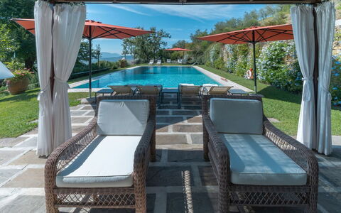 Villa Marlia: Plante, Propriété, L'Eau, Ombre, Ciel, Mobilier De Jardin, Design Intérieur, Loisir, Arbre, Bâtiment