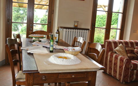 Casale Della Torre: Table, Meubles, Bâtiment, Propriété, Fenêtre, Plante, Vaisselle, Bois, Chaise, Design Intérieur