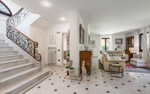 Villa Le Fontanelle In Forte Dei Marmi With Ac: Meubles, Cadre, Bâtiment, Bois, Confort, Design Intérieur, Escaliers, Tiroir, Salle, Sol