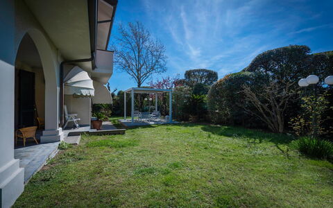 Villa Le Fontanelle In Forte Dei Marmi With Ac: Ciel, Nuage, Plante, Propriété, Lot Terre, Arbre, Bâtiment, Design Urbain, Herbe, Immobilier