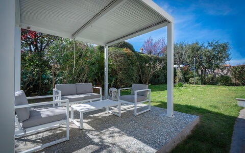 Villa Le Fontanelle In Forte Dei Marmi With Ac: Plante, Ciel, Ombre, Mobilier De Jardin, Arbre, Chaise, Immobilier, Zone Résidentielle, Paysage, Loisir