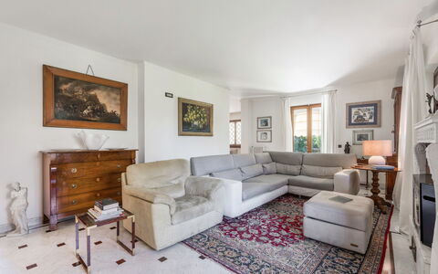 Villa Le Fontanelle In Forte Dei Marmi With Ac: Meubles, Cadre, Propriété, Bois, Design Intérieur, Sol, Tiroir, Plante, Canapé, Salon