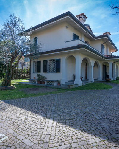 Villa Le Fontanelle In Forte Dei Marmi With Ac: Ciel, Plante, Nuage, Bâtiment, Propriété, Fenêtre, Arbre, Maison, Surface De La Route, Herbe