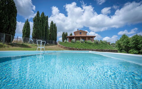 Vineyard’s Cottage With Pool, Ac, Wifi - Siena: Nuage, L'Eau, Ciel, Plante, Propriété, Arbre, Bleu Azur, Bâtiment, Piscine, Paysage Naturel