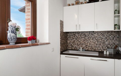 Vineyard’s Cottage With Pool, Ac, Wifi - Siena: Propriété, Cabinetry, Blanc, Bois, Plante, Design Intérieur, Comptoir, Pot De Fleur, Rayonnage